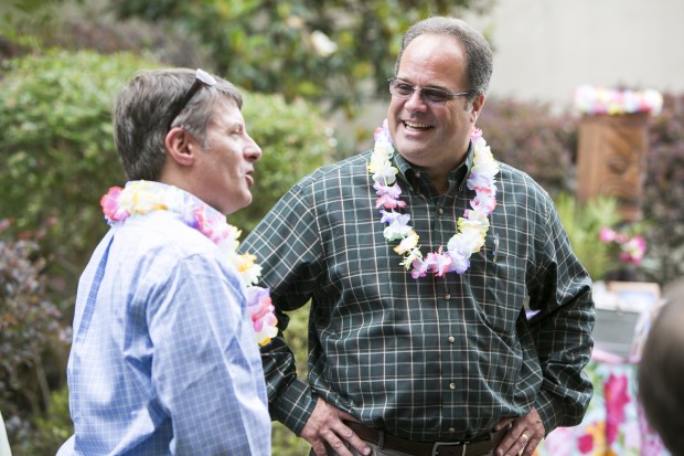 promenade men talking
