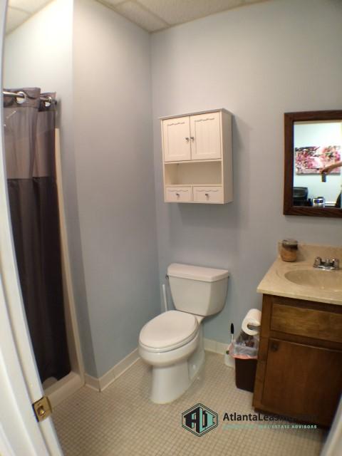 1849 Peeler Rd Dunwoody GA 30338 Bathroom